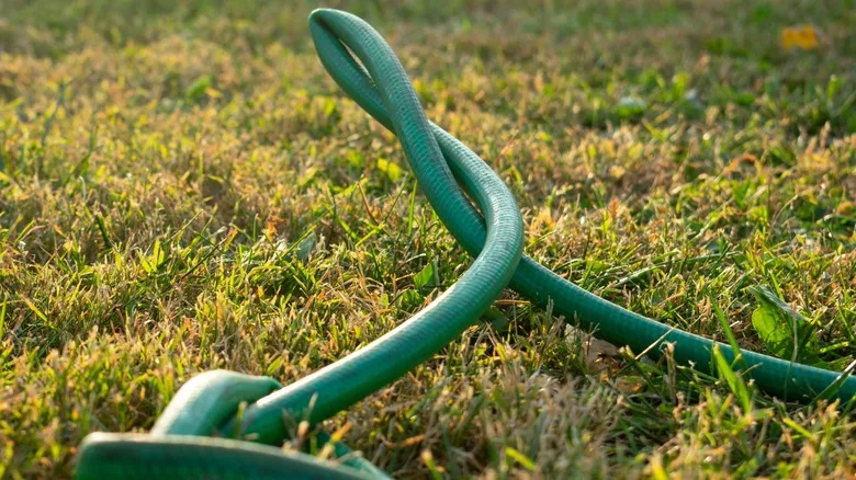 how do i keep my garden hose from kinking